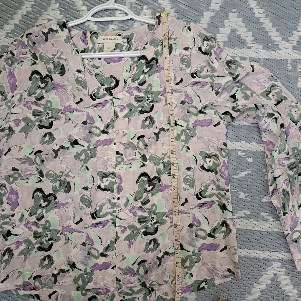 CLUB Monaco Floral V-Neck Balloon-Sleeve Top - Picture 9 of 9